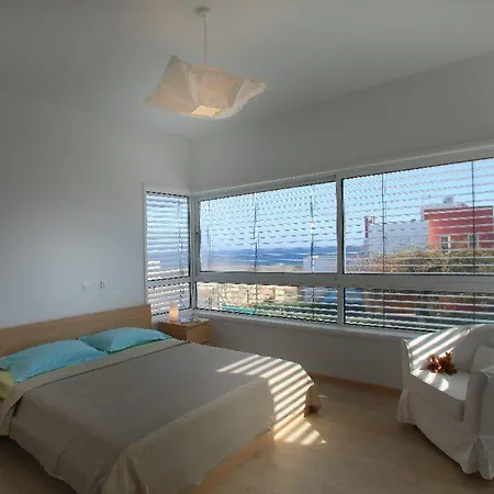 Located Minutes From Fig Tree Bay 84