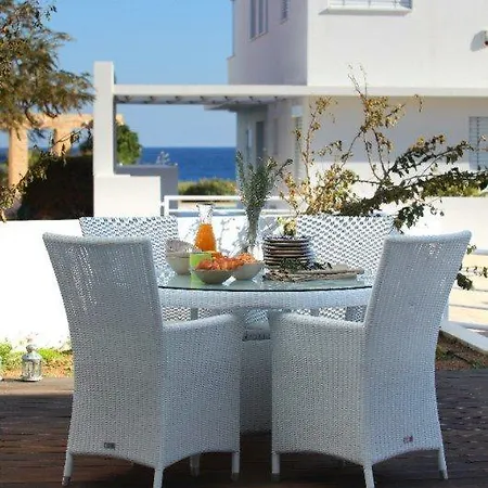 Located Minutes From Fig Tree Bay 84 Villa