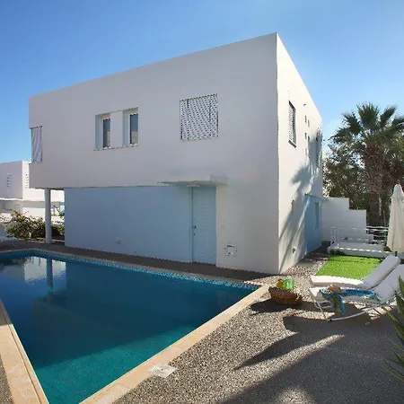 Located Minutes From Fig Tree Bay 84 Villa