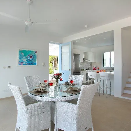 Located Minutes From Fig Tree Bay 84 *