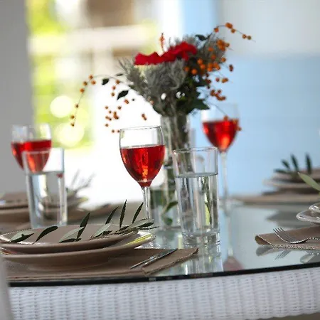 Located Minutes From Fig Tree Bay 84 *