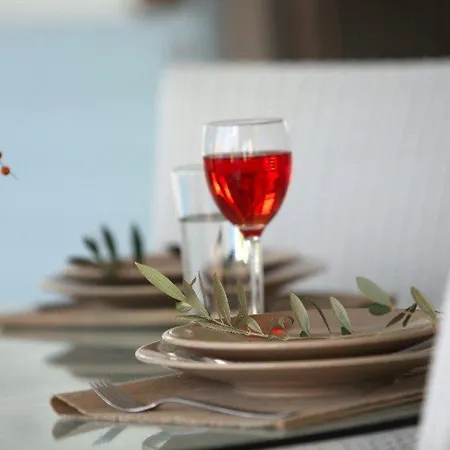 Located Minutes From Fig Tree Bay 84 *