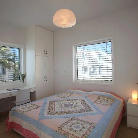 Located Minutes From Fig Tree Bay 84 Villa *