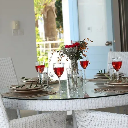 Located Minutes From Fig Tree Bay 84 Πρωταράς